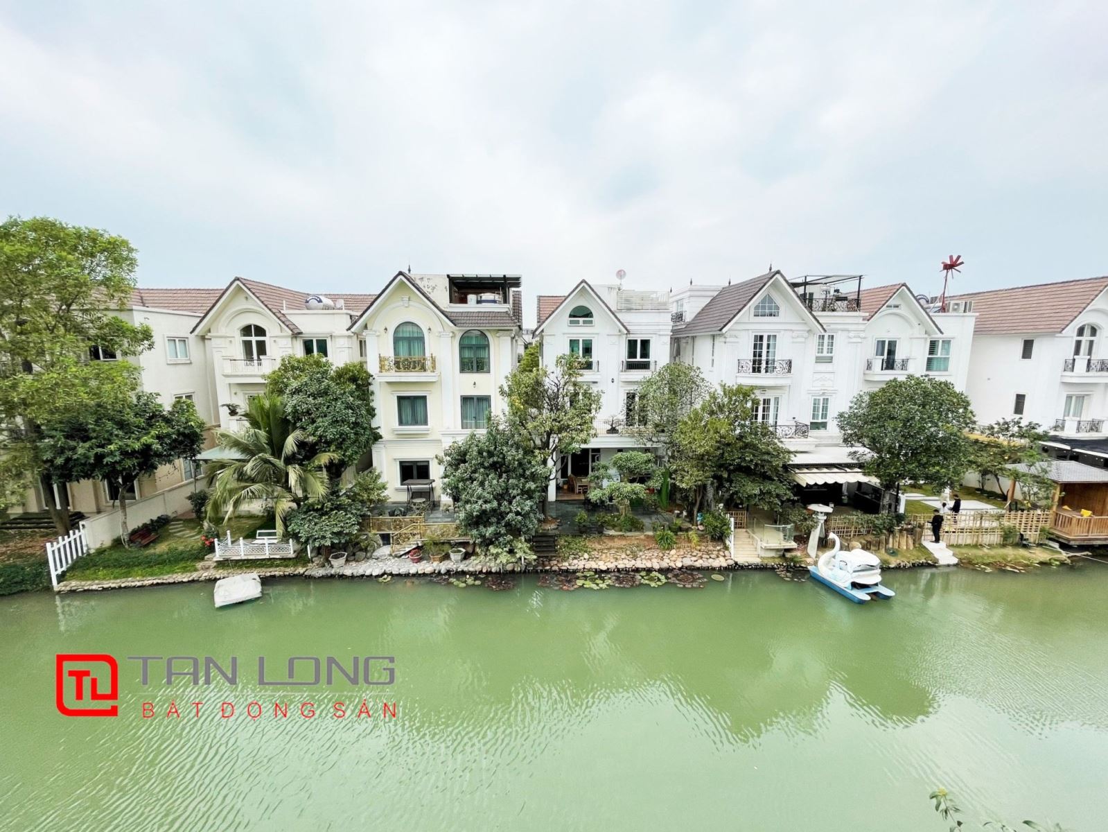 Selling villas at Vinhomes Riverside - the leading riverside ecological complex in Hanoi capital