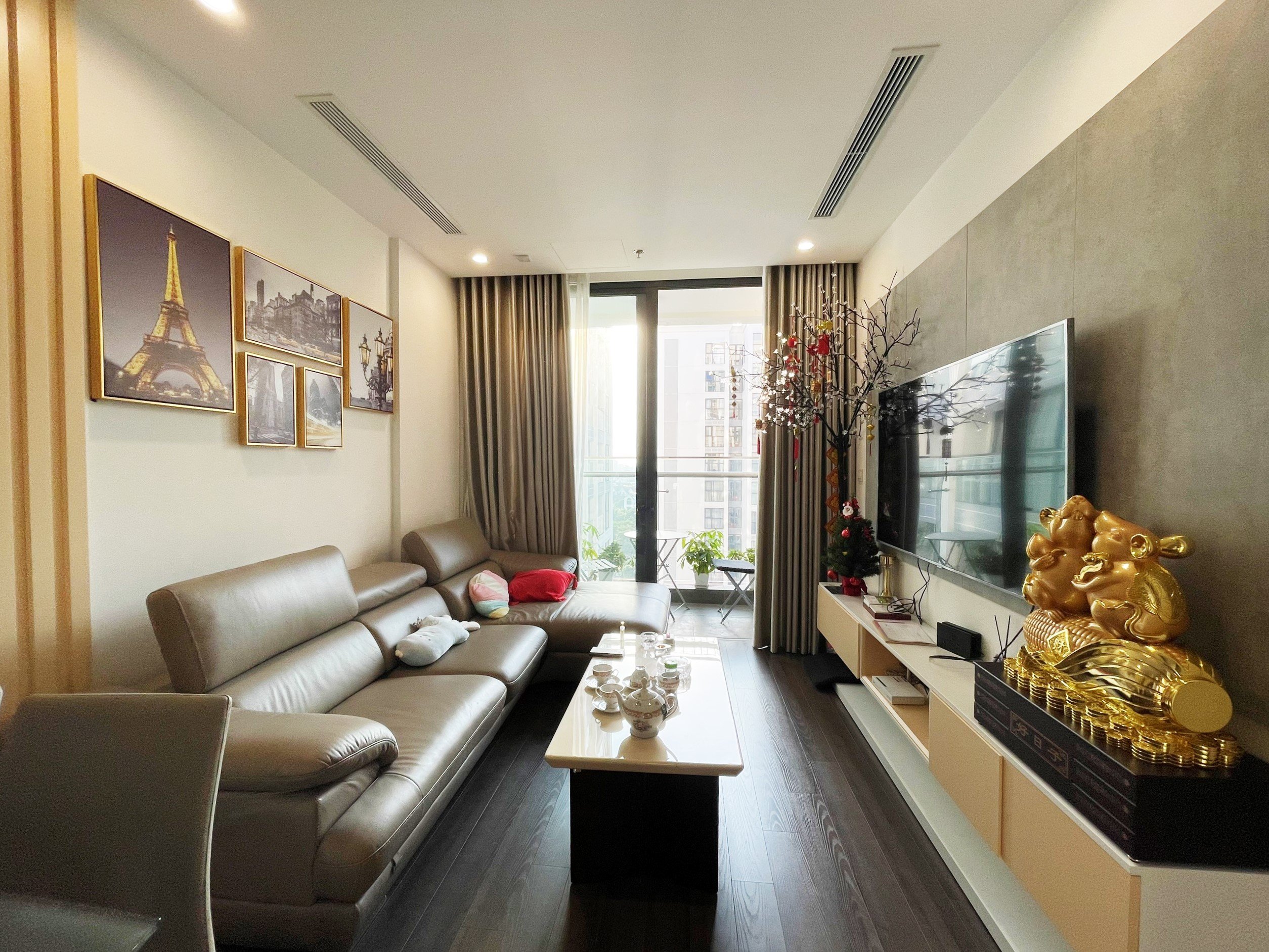 Mid-floor Apartment for sale in S6A with internal view at Vinhomes Symphony 2