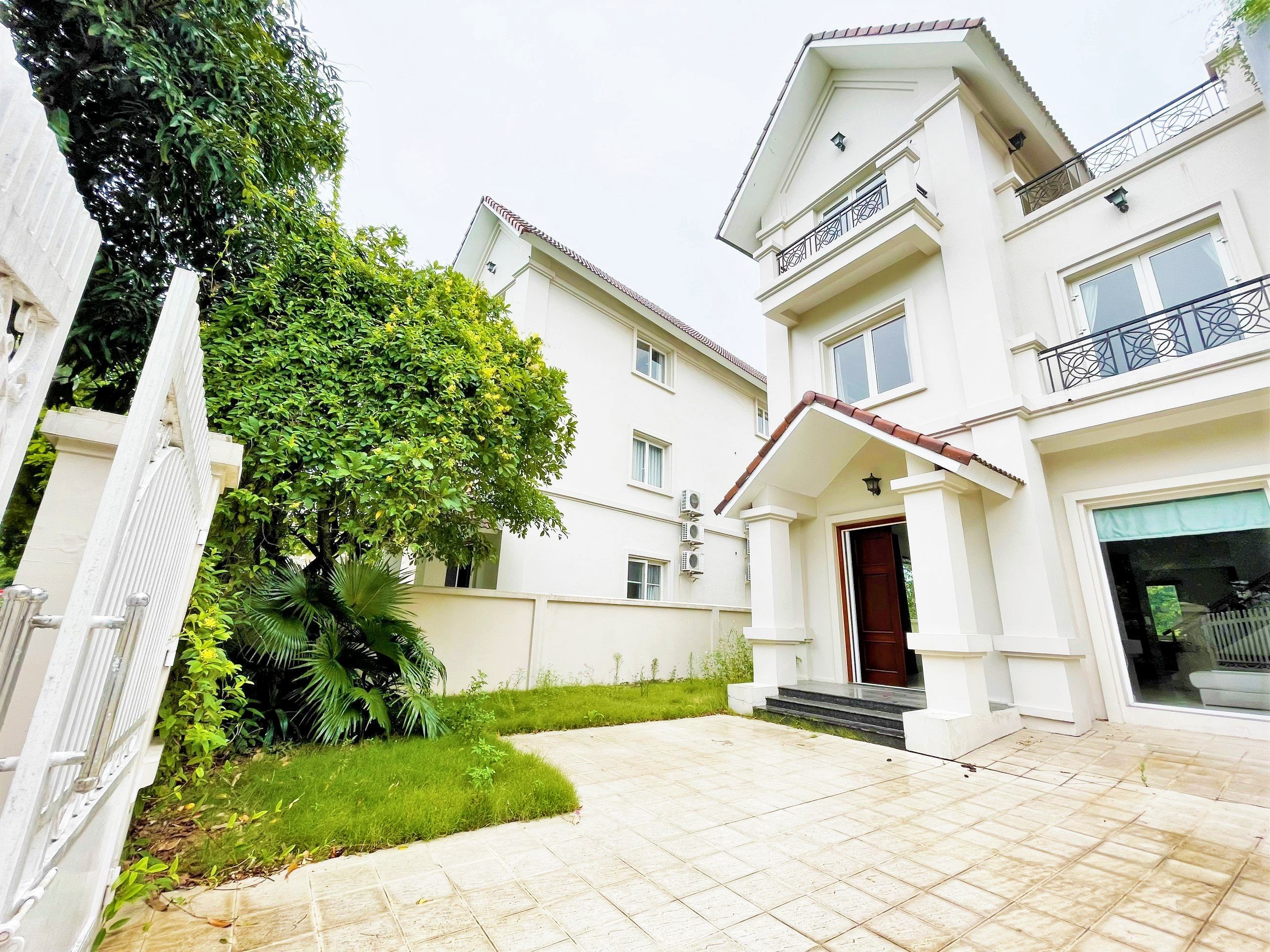 A brand new villa for rent on Hoa Sua Street in Vinhomes Riverside Long Bien