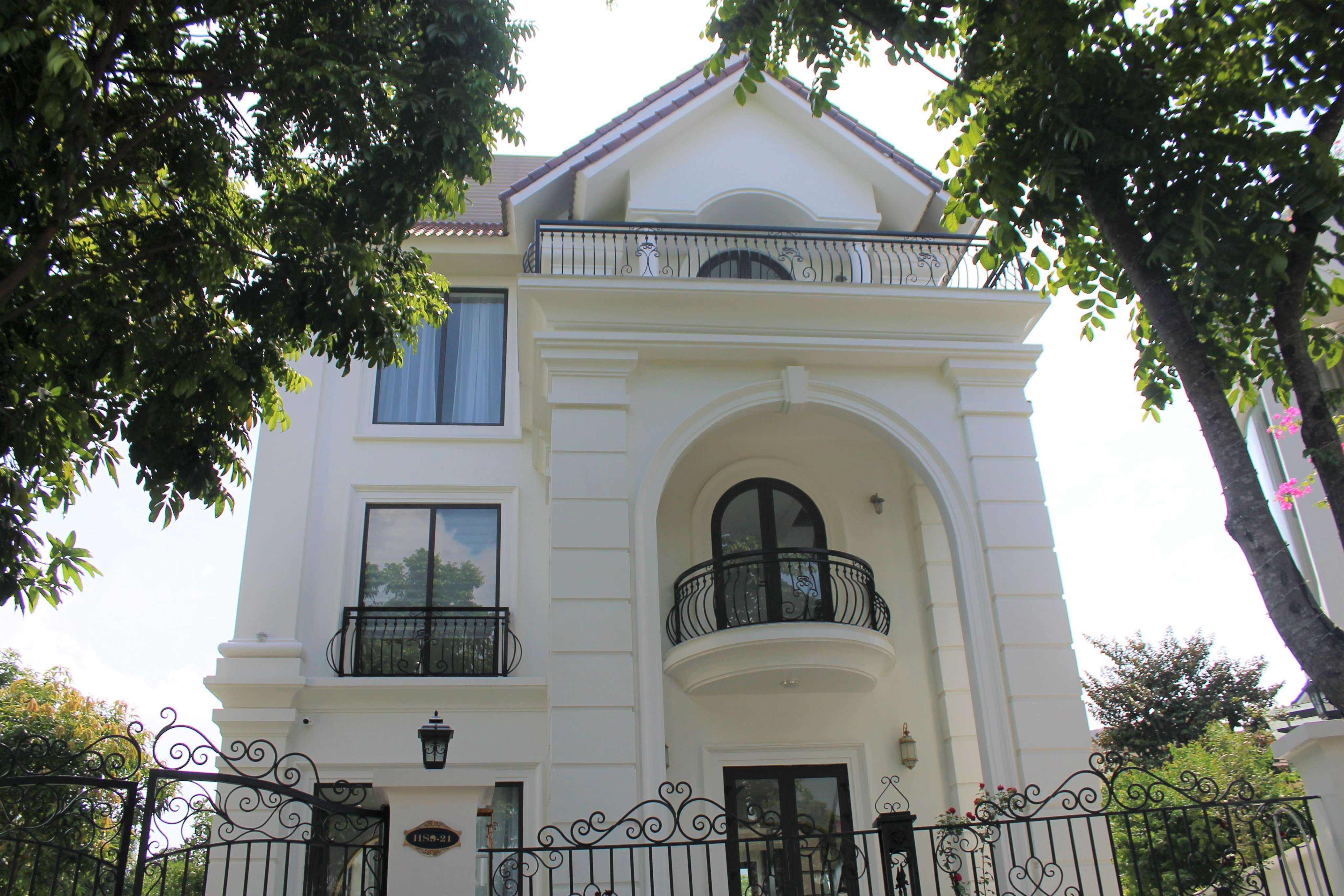 A Bright and Elegant Villa for rent in Vinhomes Riverside