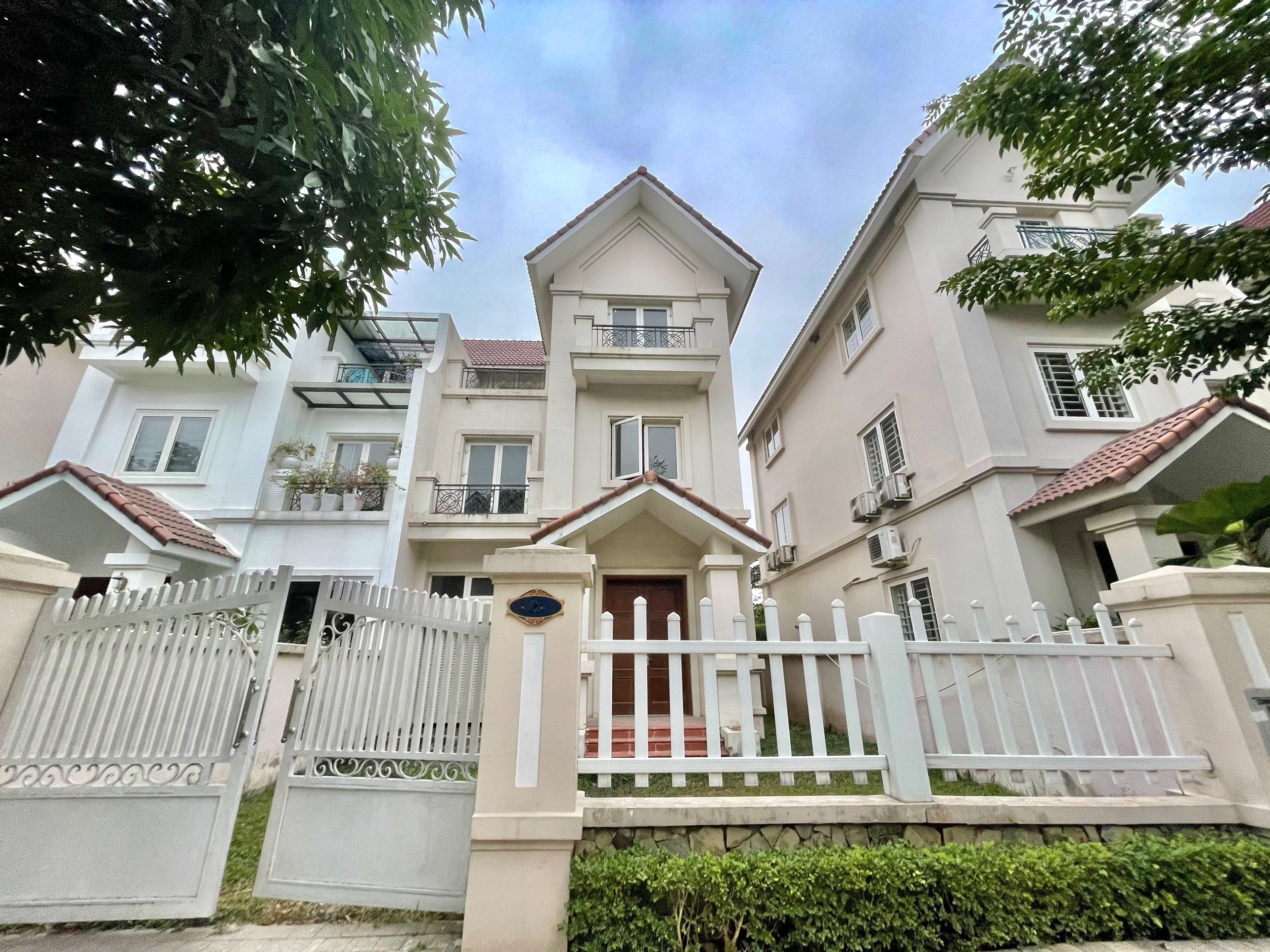 Rough villa for sale in Vinhomes Riverside Hoa Sua