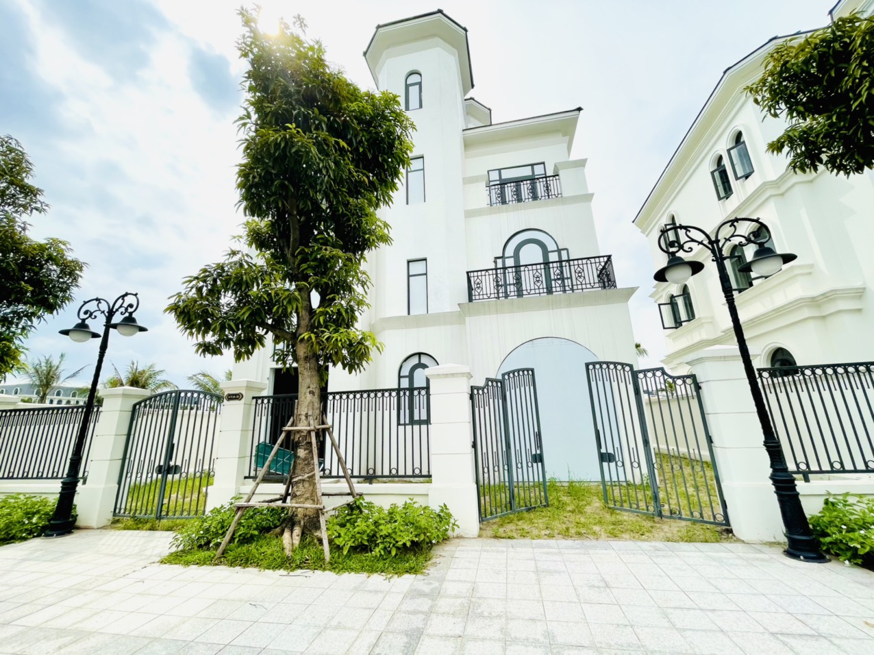 Humongous Ngoc Trai Villa for lease in Vinhomes Ocean Park urban city