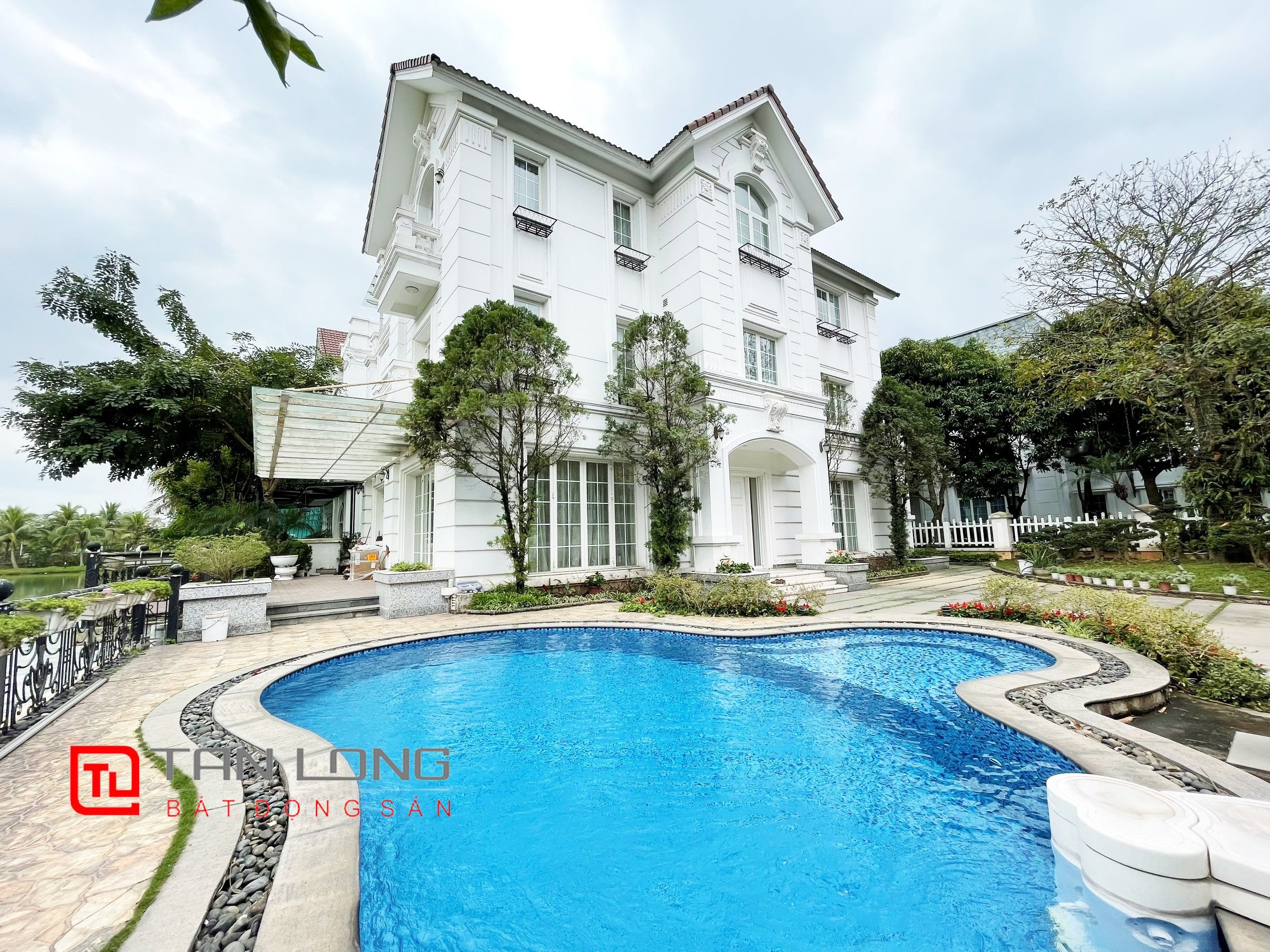 Luxurious Pool Villa for rent in Vinhomes Riverside Urban Town